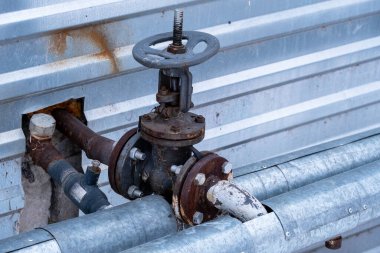 Kapatmak ve su açmak için su boruları ve vanalar