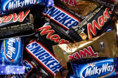 Kazakistan 01 Ocak 2025. Çeşitli marşlar, snickers, samanyolu ve twix çikolatalarla dolu bir arka plan.