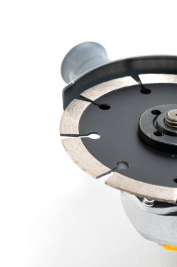 Beyaz arka planda yakın plan dairesel testere bıçağı. İzole edilmiş