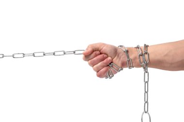 Adam zincire sarılır ve beyaz arka planda çeker.