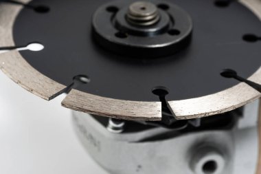 Beyaz arkaplan üzerine disk yakın açılı öğütücü