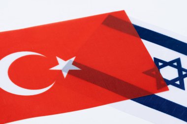 Beyaz arka planda Türkiye ve İsrail 'i işaretle. Yakın çekim.