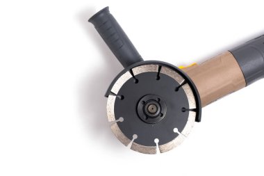 Beyaz arka planda izole edilmiş dairesel testere. Açı öğütücü