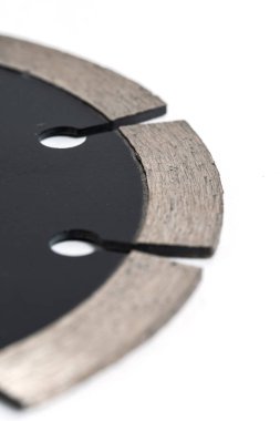 Beyaz arkaplanda yakın çekim dairesel testere bıçağı