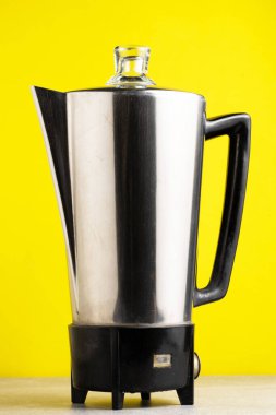 Sarı arka planda modern kahve makinesi. Yakın çekim.