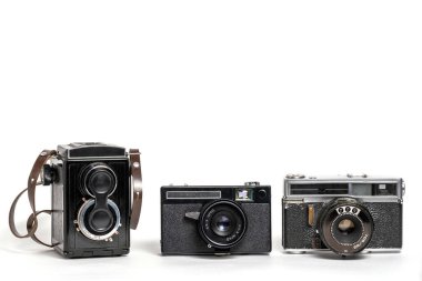 Beyaz arkaplanda farklı vintage kameralar