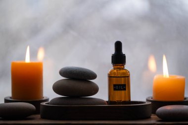 Ahşap masada cam şişede gerekli yağla kaplıca hayatı