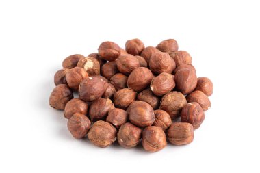 Fındıklar beyaz arkaplanda izole