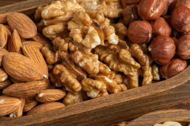 Tahta kasede ceviz, fındık ve badem.