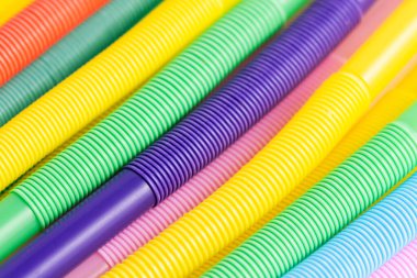 Renkli plastik pipetler, yakın plan. Arkaplan