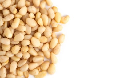 Beyaz arka planda çam fıstığı. Üst Manzara. Düz yatıyordu