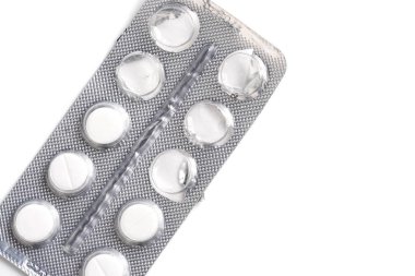 Beyaz arka planda izole edilmiş bir avuç hap, tıbbi konsept.