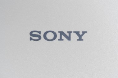 Fotoğraf stüdyosu 19 Mart 2025. Gri arka planda sony logosu.