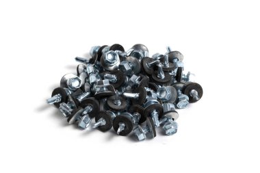 Çatı vidaları yakın plan beyaz arka plan