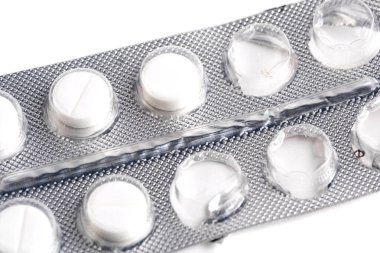 Beyaz arka planda izole edilmiş su toplayan hapların yakın plan görüntüsü