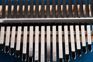 Bir kalimba anahtarının yakın plan görüntüsü