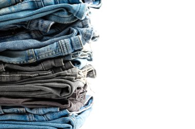 Beyaz arkaplanda izole edilmiş kot yığını