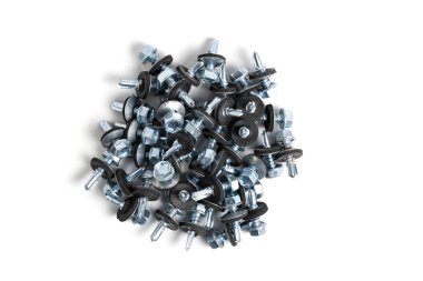 Beyaz arkaplanda vurgulanmış çatı vidalarını yığın