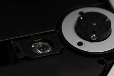 Beyaz arkaplanda siyah CD DVD sürücüsünü kapat