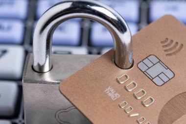 Kredi kartı arkaplan hesap makinesinin klavyesine kilitlenmiş. Güvenlik kavramı