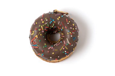 Beyaz arka plan üzerinde izole sprinkles ile çikolatalı çörek