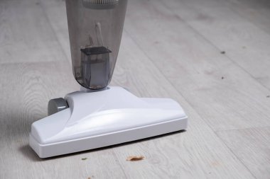 Kirli zeminde elektrikli süpürge. Temizlik kavramı