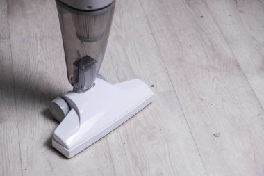 Tahta zeminde elektrikli süpürge var. Temizlik kavramı