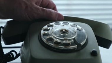 Cep telefonunu alıp eski bir diskteki numarayı çeviriyorum. Kapatıyorum..