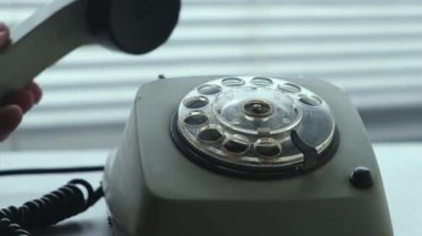 Cep telefonunu alıp eski bir diskteki numarayı çeviriyorum. Kapatıyorum..