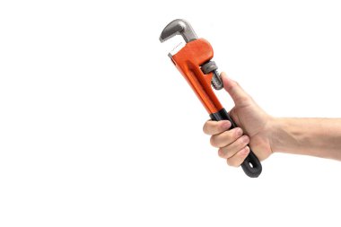 Eldeki ayarlanabilir boru anahtarı beyaz arkaplanda izole edildi