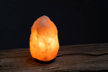 Himalaya Tuz Lambası siyah arka planda