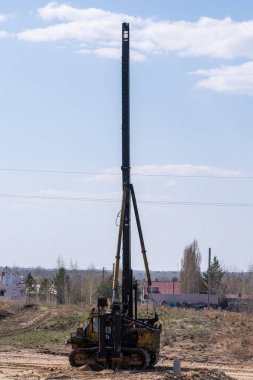 Alandaki yığınları sürmek için bir makine