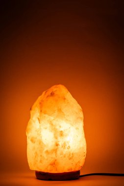 Sıcak turuncu ışıklı tuzlu lamba.