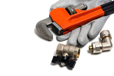 Tesisat eldivenleri, montajlar ve anahtarlar beyaz arka planda öne çıkıyor.