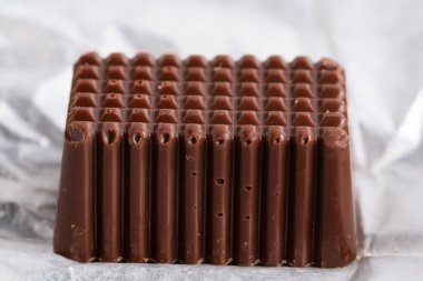 Beyaz arka planda çikolatalar. Yakın çekim.