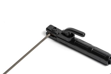 Beyaz zemin üzerinde siyah kaynak elektrot klempi