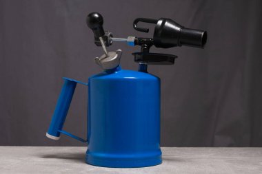 Gri arkaplanda mavi kaynak makinesi