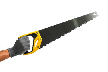 Gri eldivenli el beyaz arka planda demir testeresi tutuyor.