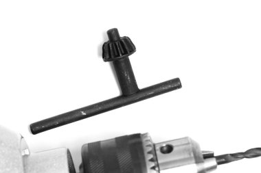 Boşluğu daraltmak ve beyaz arkaplanda sondaj yapmak için anahtar