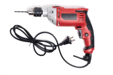 Beyaz arka planda kablosu olan elektrikli matkap. Yakın çekim.