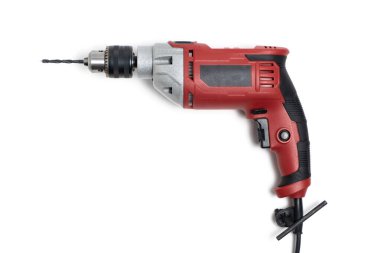 Beyaz arkaplanda vurgulanmış elektrikli matkap tornavida.