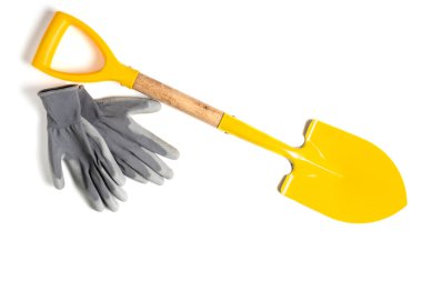 Sarı bahçe küreği ve beyaz arka planda gri eldivenler, izole