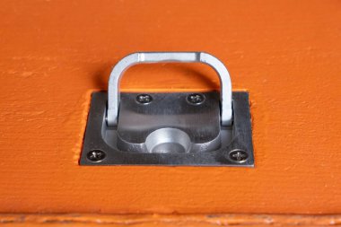 Turuncu kapılı arka planda gizli metal sapı var.