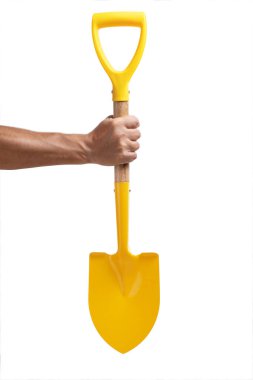 El ele tutuşan sarı kürek beyaz arka planda izole edilmiş.