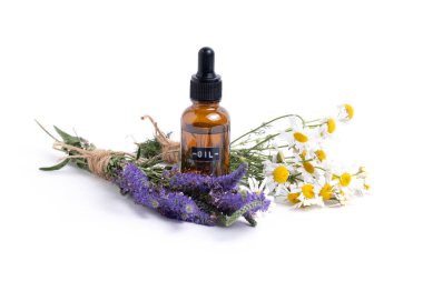 Beyaz arka planda papatya çiçekleri olan temel petrol. Aromaterapi