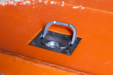 Turuncu kapılı arka planda metal kol.