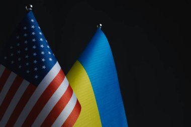 Koyu arkaplanda ABD ve Ukrayna bayrakları