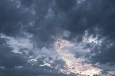 Bulutlar muhteşem bir şekilde gelişiyor. Gökyüzü kara bulutlarla dolu.