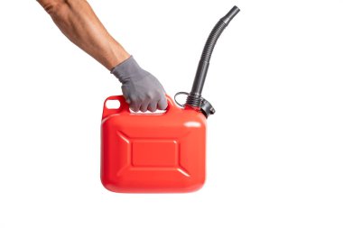 Beyaz arka planda kırmızı yakıt tüpünü tutan insanlar.