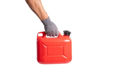 Beyaz arka planda kırmızı benzin kutusu tutan insanlar vurgulandı